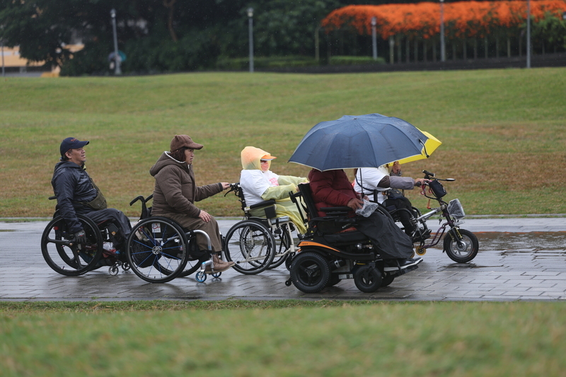 冷氣團影響早晚偏冷  降雨範圍減
