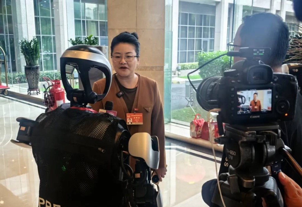 深圳兩會出現機器人記者 採訪內容仍顯僵硬