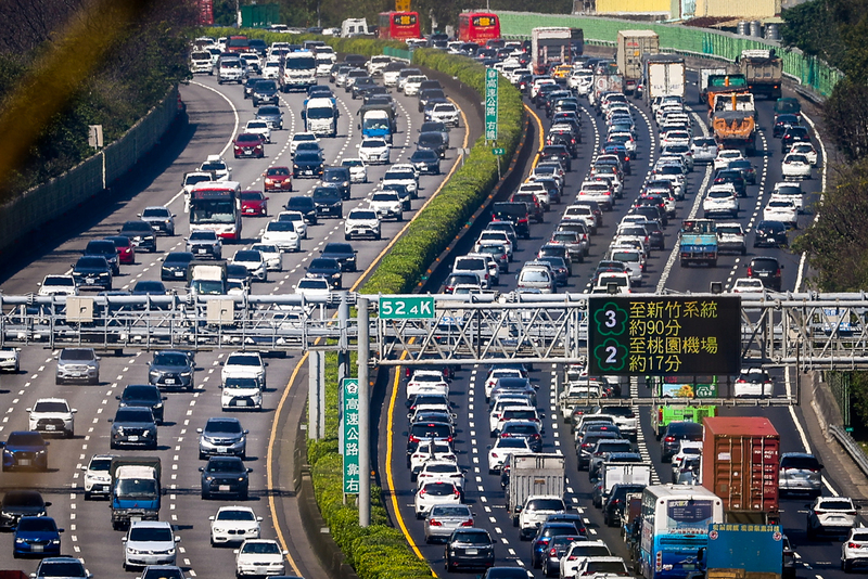 二二八連假首日 國道部分路段一早湧車潮