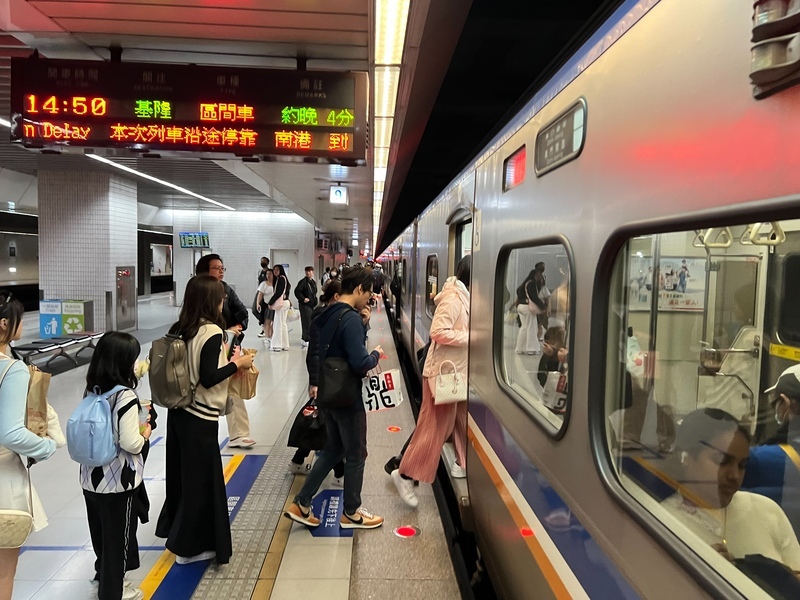 台鐵平均每日上車數創新高  達68萬人次