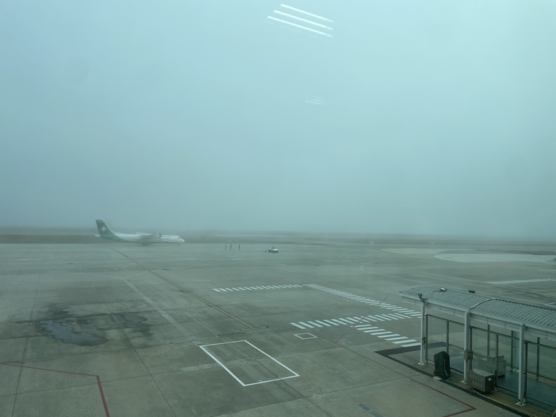 霧鎖金門  旅客湧機場等候搭機