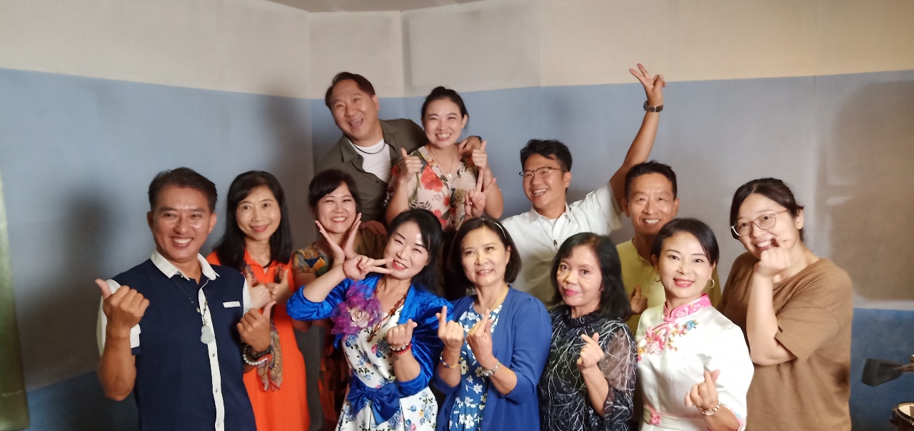 科技人客家心，徐志能用歌聲溫柔唱出〈客語係台語〉，金曲製作人欒克勇歡迎〈世界來作客〉