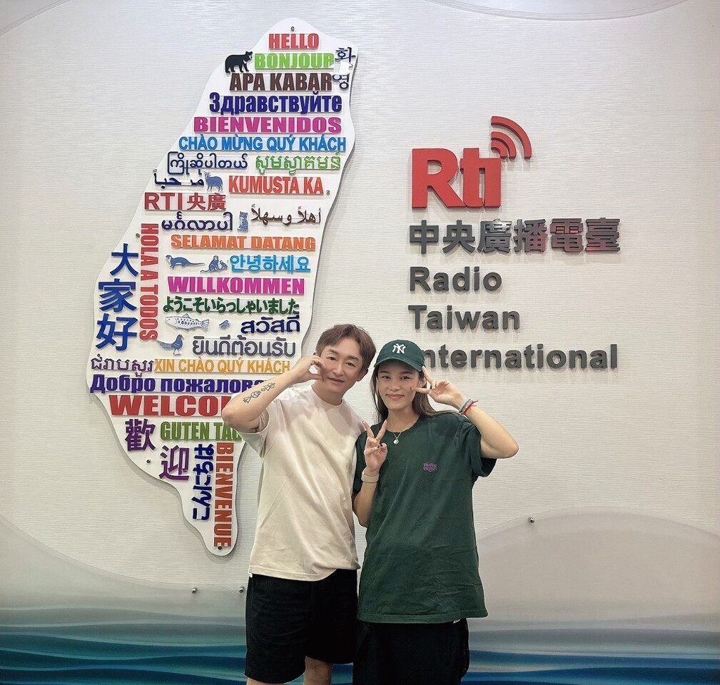 世界跟我唱Hakka-Hakka around the world  人生中的一個轉彎，成就了另一種精彩的存在，在音樂中不停找尋自己的學霸客家女聲