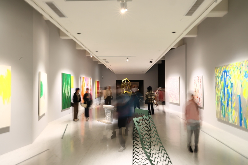 「黑潮：賴純純回顧展」3月1日起至5月25日在台北市立美術館舉辨，展出藝術家賴純純橫跨各時期的複合媒材繪畫、立體雕塑、空間裝置等，吸引許多民眾到場參觀。中央社記者翁睿坤攝　114年3月8日 (圖：中央社)