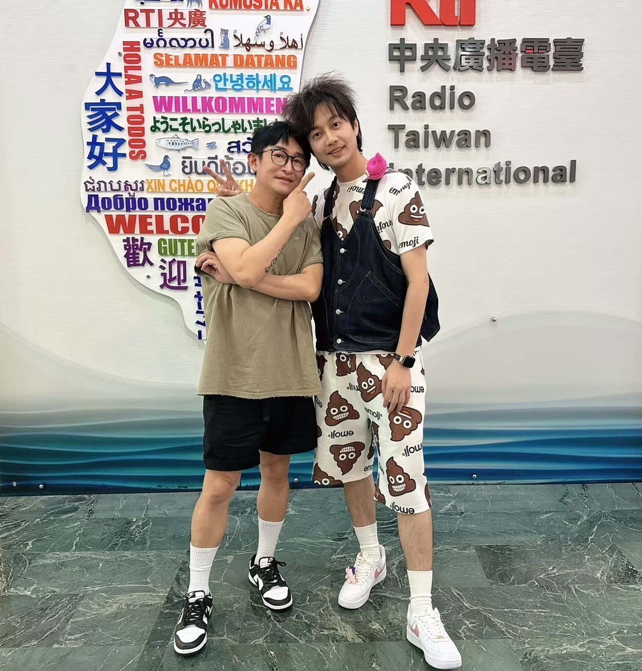 看似有點離經叛道，卻隱藏著這個世代特殊的表達方式，一步一腳印地成為青少年的偶像之路