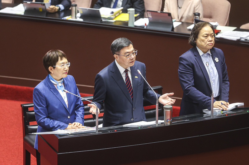 總預算及財劃法覆議案被立法院否決 卓榮泰勉閣員「不憂也不懼」    影視圈力挺大罷免！上百位工作者高喊「Taiwan Action」：提醒民眾為台灣的未來「倒垃圾」 宣傳片首上架…就遭「檢舉到停權」    軍事審判將恢復 顧立雄重申初衷未變：重新打造公平合法的制度