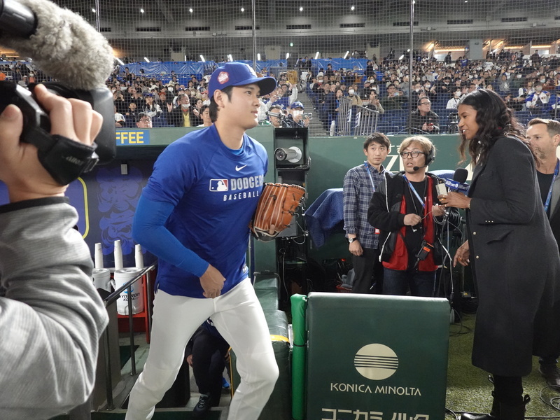 MLB熱身賽大谷翔平打第一棒 少女時代孝淵等韓星化身粉絲觀戰
