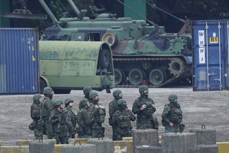 為應對中共近年在台灣周邊海空域進行灰色地帶襲擾，且不排除透過「由演轉戰」模式對台攻擊，18日執行第2天的「立即備戰操演」，官兵在岸上觀看在淡水河口的M3浮門橋車下水演練。中央社記者徐肇昌攝 114年3月18日 (圖：中央社)