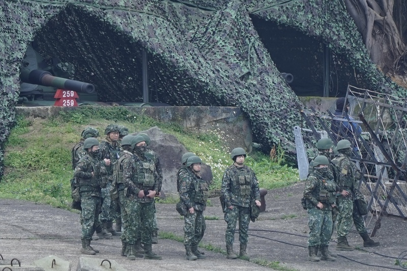 為應對中共近年在台灣周邊海空域進行灰色地帶襲擾，且不排除透過「由演轉戰」模式對台攻擊，國軍18日執行第2天的「立即備戰操演」，官兵在淡水河口待命演練。中央社記者徐肇昌攝 114年3月18日 (圖：中央社)