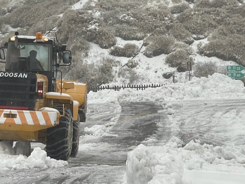 合歡山積雪11.5公分恐結冰 台8及14甲線夜間封閉