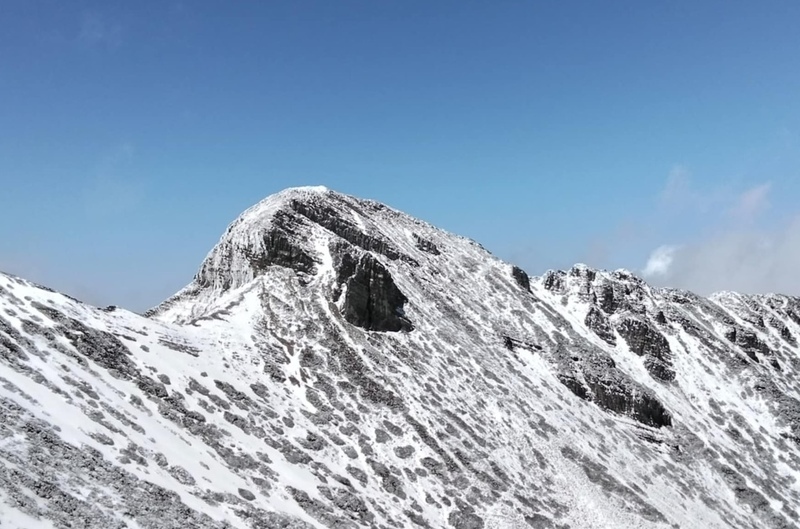雪霸國家公園管理處20日說，強烈冷氣團助威，根據保育志工及山友回報雪況，雪山頂積雪達20公分，雪山圈谷也有16至18公分，雪地裝備及保暖工作格外重要。（山友蕭添益提供）中央社記者管瑞平傳真  114年3月20日 (圖：中央社)