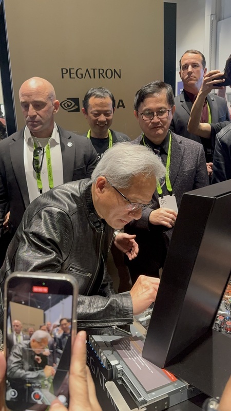 黃仁勳造訪鴻海展位 輝達GTC響起Team Taiwan歡呼