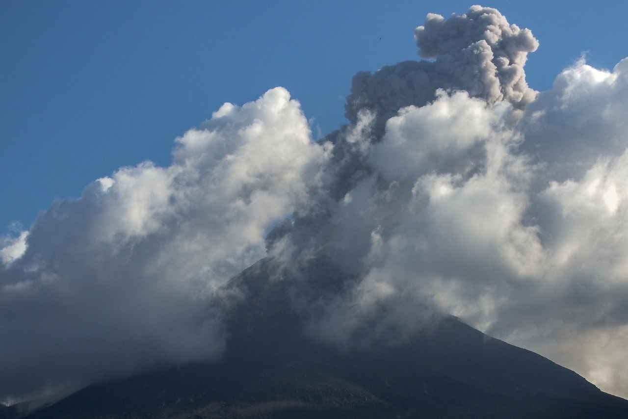 印尼火山爆發噴11公里灰雲 日氣象廳啟動海嘯調查
