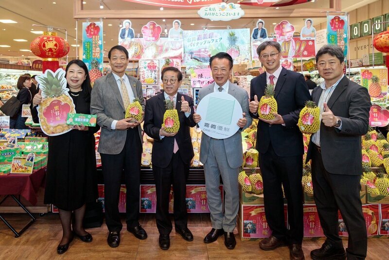 嘉義縣鳳梨酥首度進軍日本超市 翁章梁到場推廣