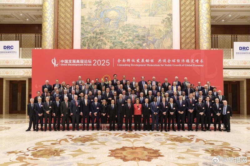 長和巴拿馬風暴下 李澤楷出席論壇與李強大合照