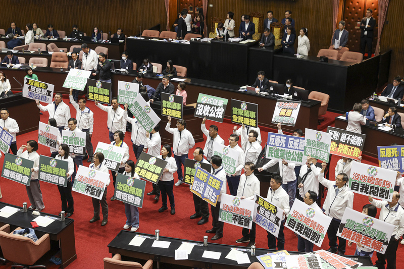 民進黨團占主席台杯葛議事 國民黨團揚言開會到午夜