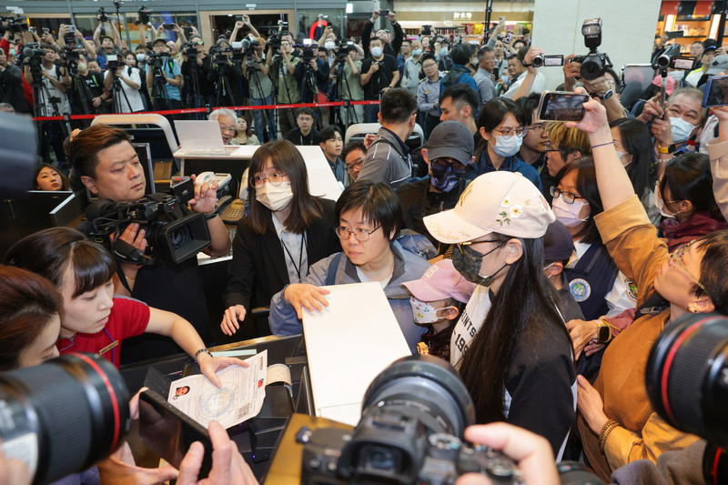 陸配亞亞遭廢居留權確定 最高行政法院今駁回    中共中央軍委副主席消失17天 美媒：習近平清洗共軍，何衛東成最新受害者