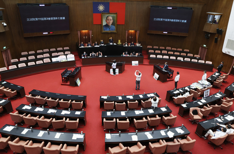 韓國瑜對卓揆未列席備詢表遺憾 政院出示影片：韓點頭同意離開