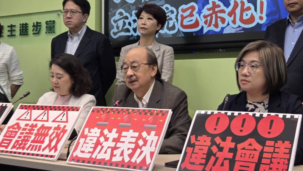 「反廢死、反戒嚴」公投逕付二讀 民進黨團批會議無效、議場前排班反制