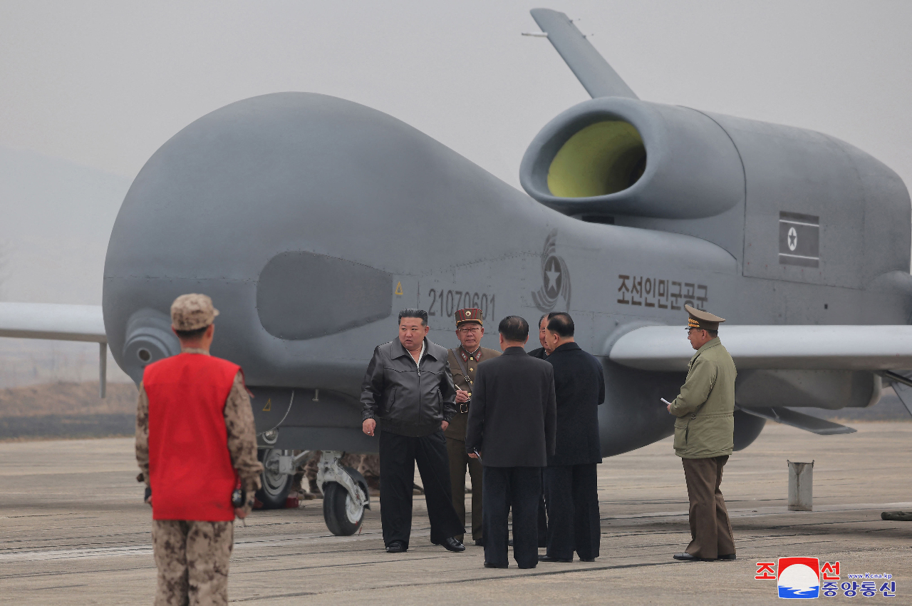 北韓開發AI自殺無人機 官媒報導金正恩視察試飛