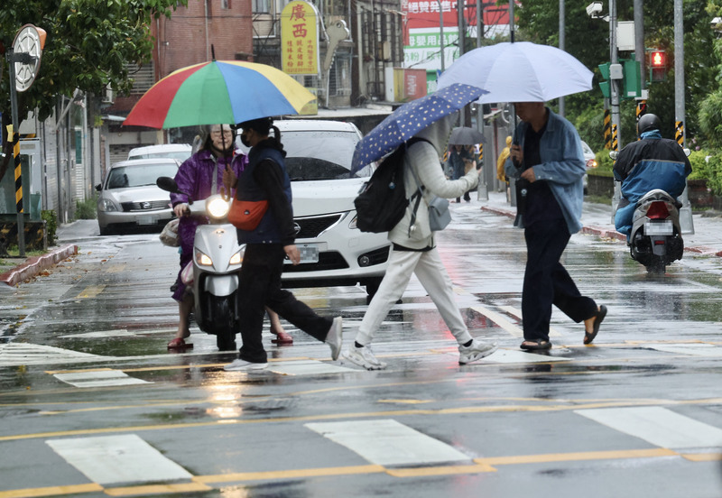 白天鋒面漸離轉多雲  氣溫驟降注意保暖