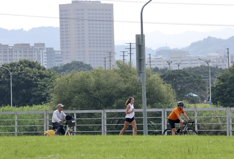 西半部高溫可達30度 空品亮紅燈