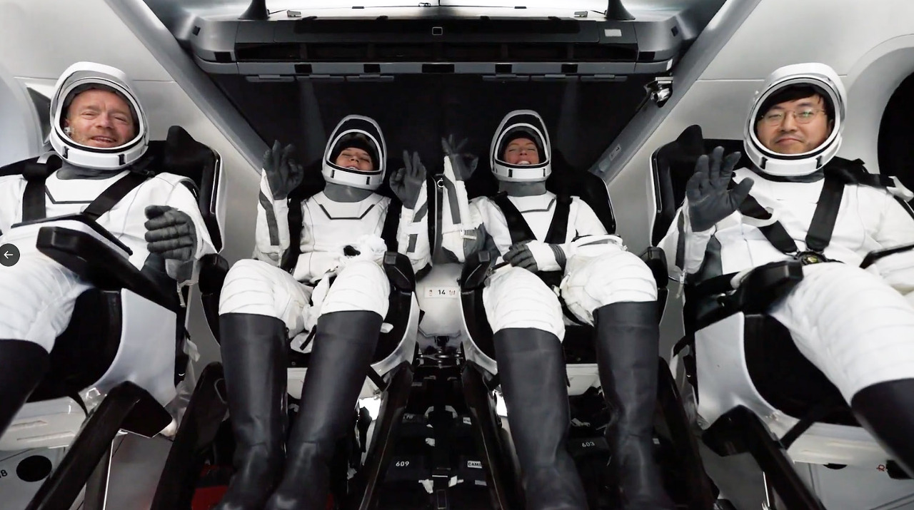 完成極地繞地球任務 4人搭SpaceX太空船安返地球
