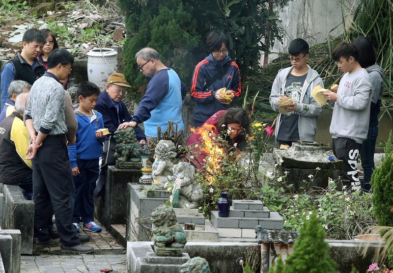 清明時節雨紛紛 兒童過節最開心