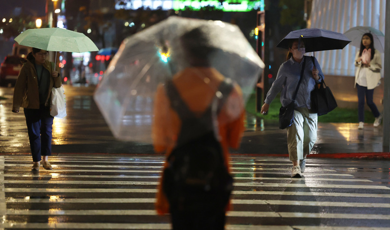 晚間鋒面通過東北季風增強 降雨明顯高溫下降