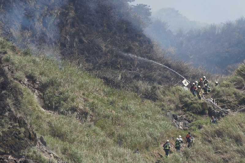陽明山大火七星山步道封閉 空勤黑鷹馳援救火