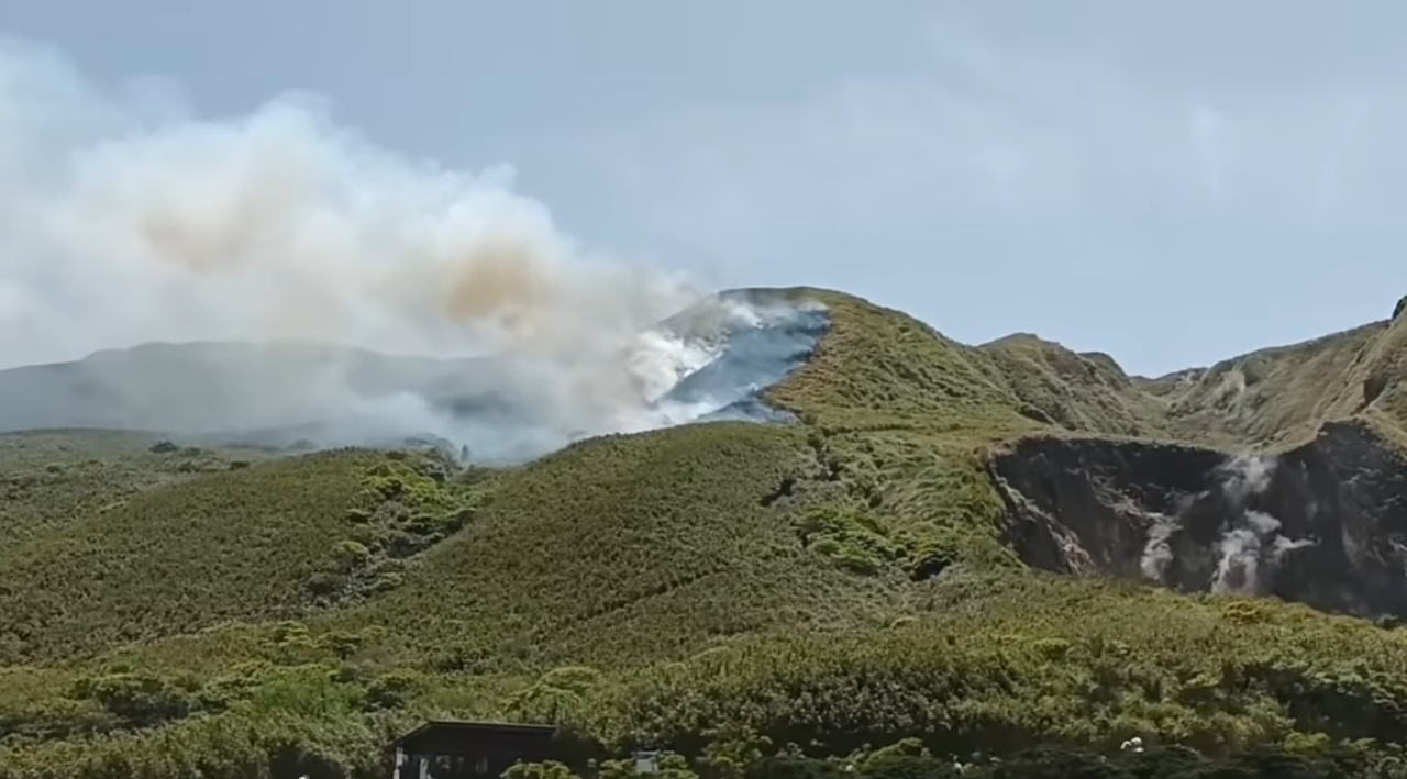 陽明山小油坑火燒山 北市消防派21車72人馳援
