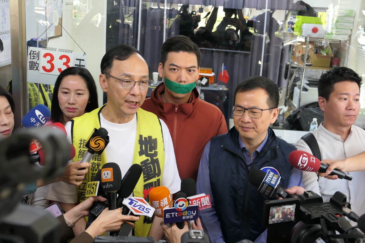 綠委呼籲應為黨員戴納粹臂章道歉 朱立倫：反諷綠獨裁