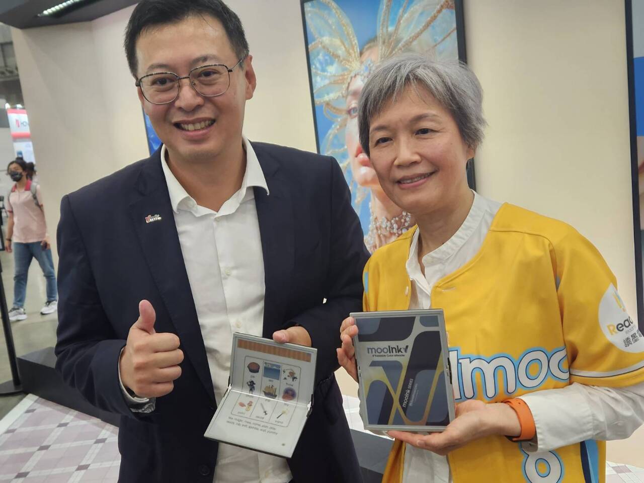 Readmoo聯手元太科技 發表全球首款折疊彩色電子書閱讀器