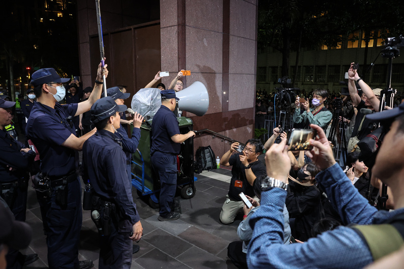 藍營群眾北檢外聚集 警方3度舉牌警告行為違法