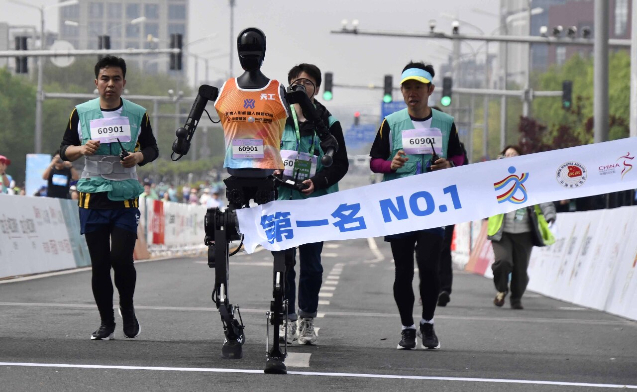 北京舉行全球首個機器人半馬 「天工Ultra」奪冠