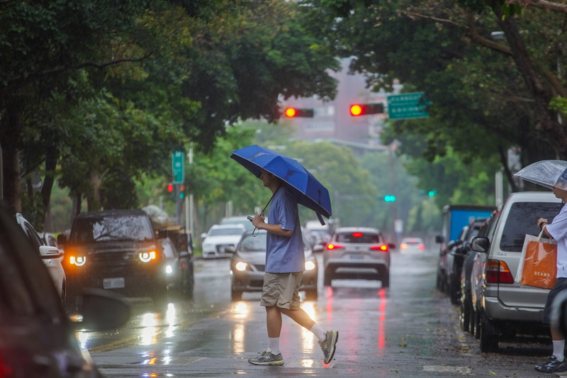鋒面影響防陣雨或雷雨 北部略降溫南部仍熱