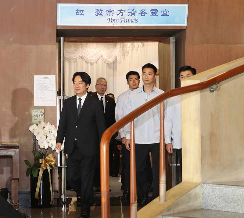 賴總統赴方濟各靈堂追思 表示以「牧羊人要有羊群味道」自我期許