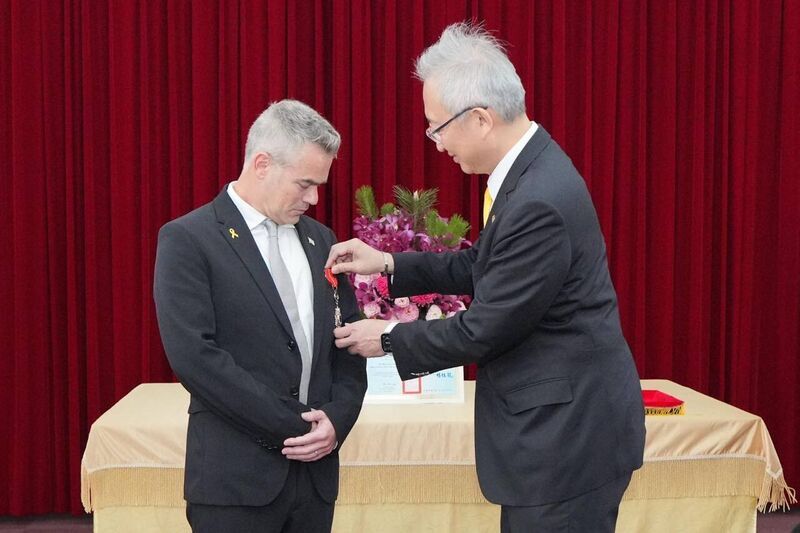 以色列國會友台小組主席訪台 吳志中頒睦誼外交獎章