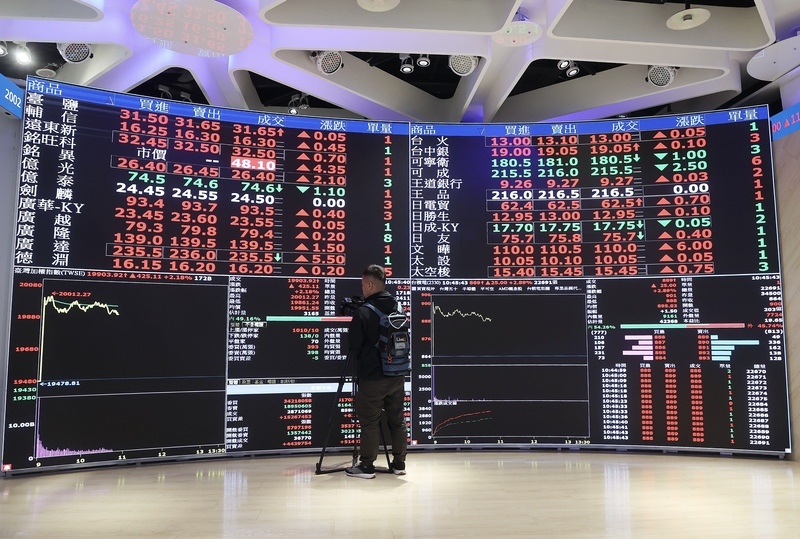 美中互降關稅 台股早盤一度漲近500點