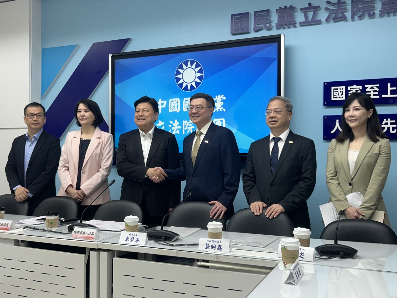 卓揆拜會說明特別條例 國民黨團重申普發現金主張