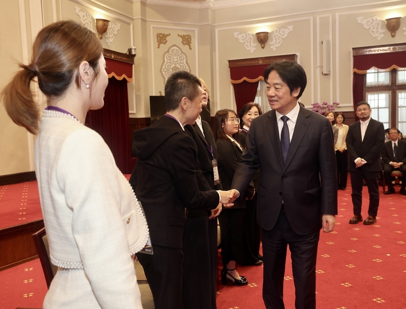 接見模範勞工移工 總統：支持安定就業、撥補勞保基金降關稅衝擊