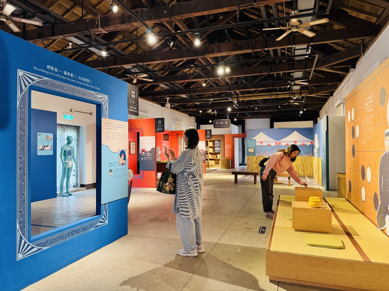 淡古《淡水稅關五十會特展》提燈游泳「金促咪」一根指頭玩撞球
