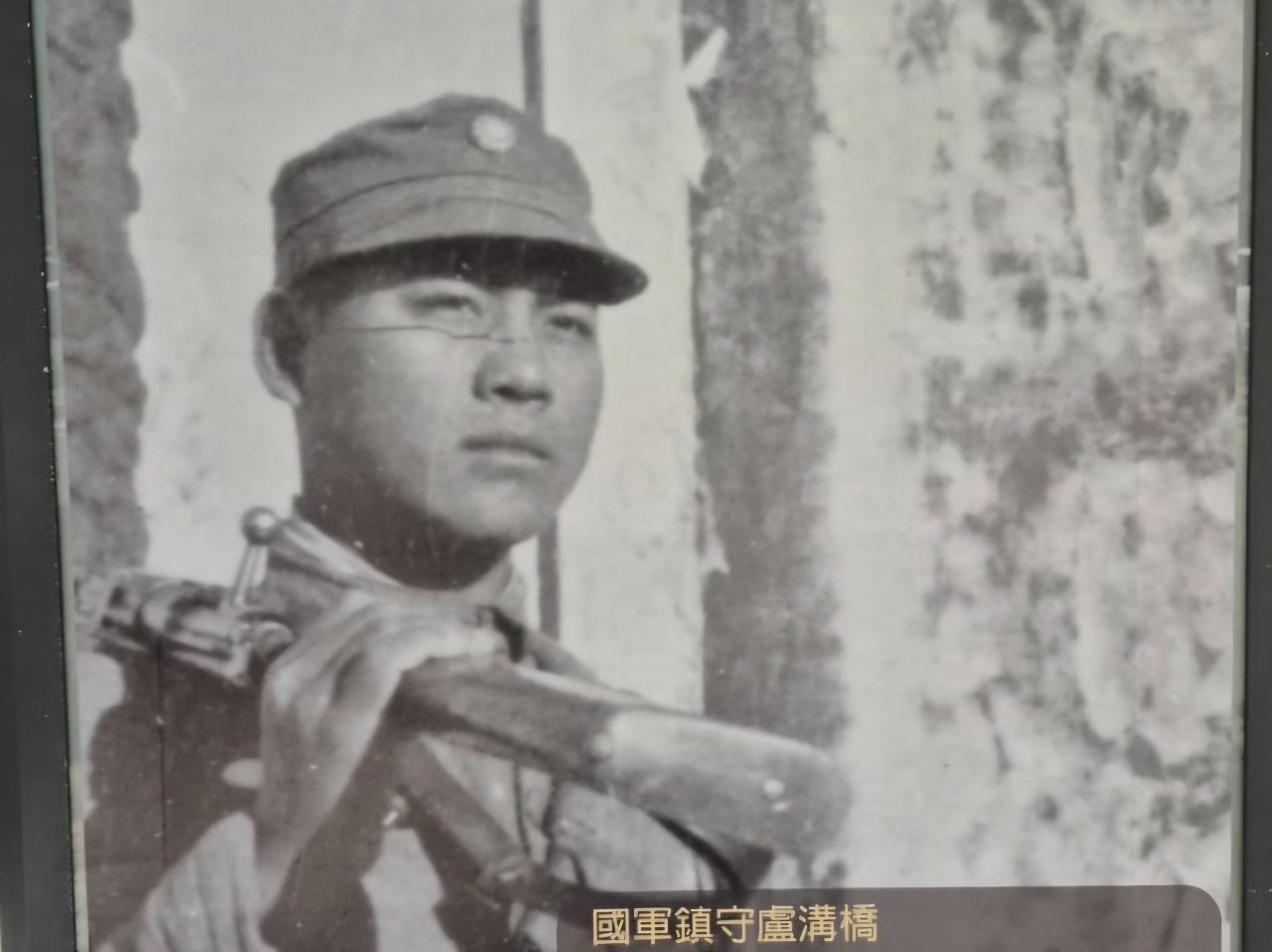 北市等公車看抗戰老照片 士兵眼神感動人心