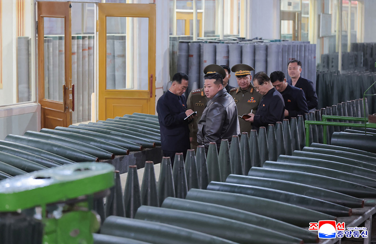 金正恩視察北韓軍火工廠 讚砲彈產量提升