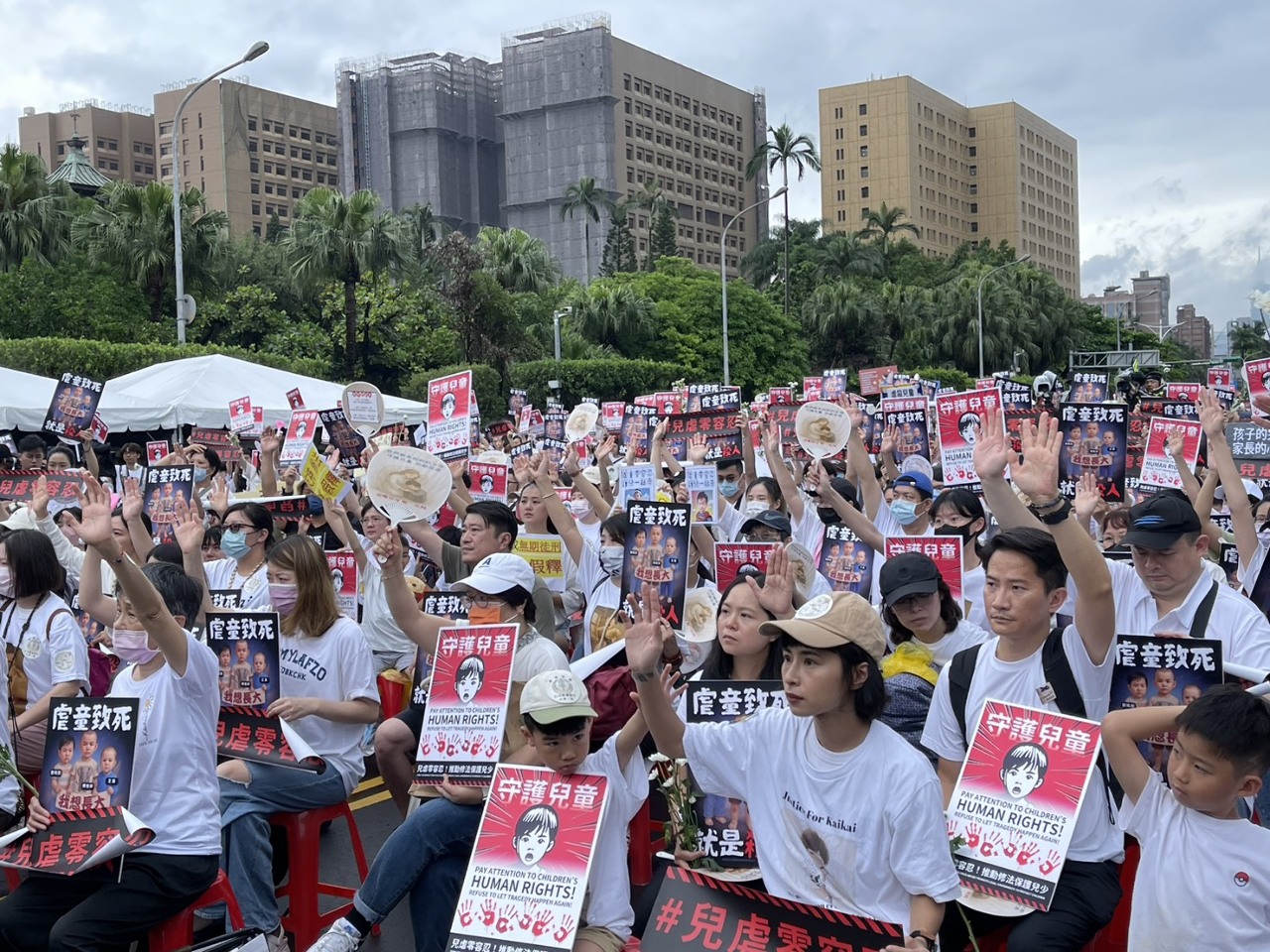 「終結兒虐 陪你長大」聲援剴剴案 凱道集結數千人籲政府系統性改革