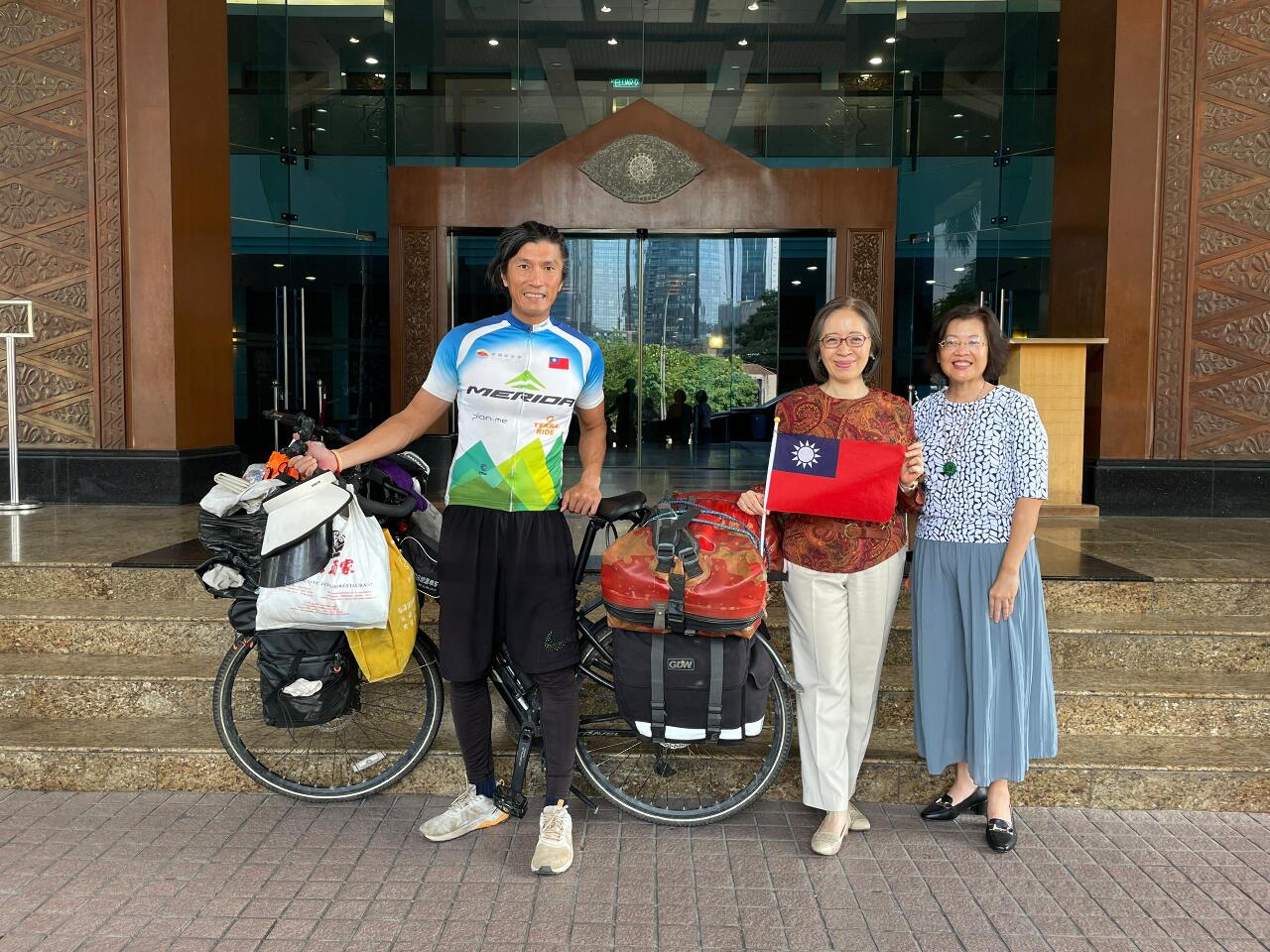 單車環球之旅進入亞洲最終章 陳峻永：清真寺借宿見證馬國人好客之道