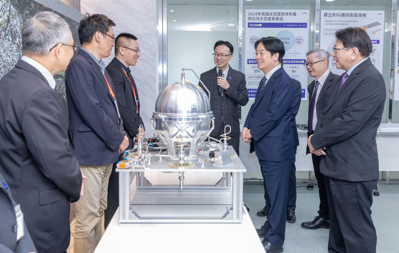 視察「福衛八號」進展 總統：競逐太空 積極提升國家數位韌性