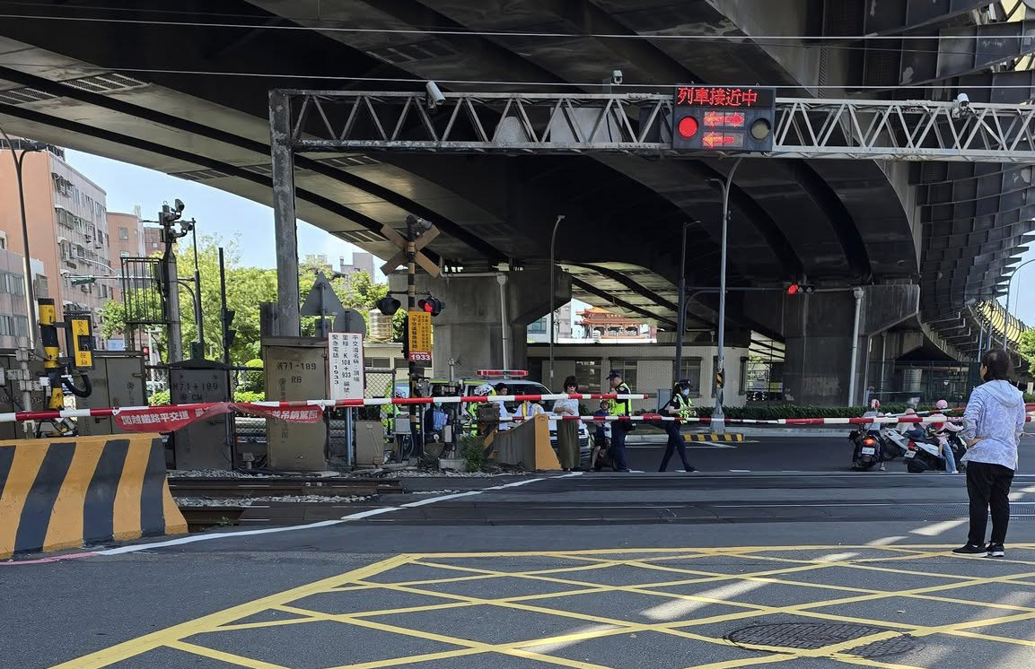 新竹行人闖平交道遭撞  台鐵8列車延誤