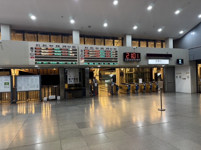 大雨致交通受阻 花蓮秀林鄉和平村19日停班停課