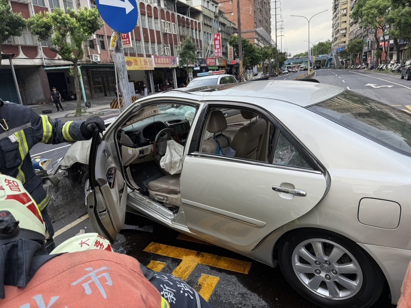 新北三峽北大國小外車輛衝撞 16人傷4命危